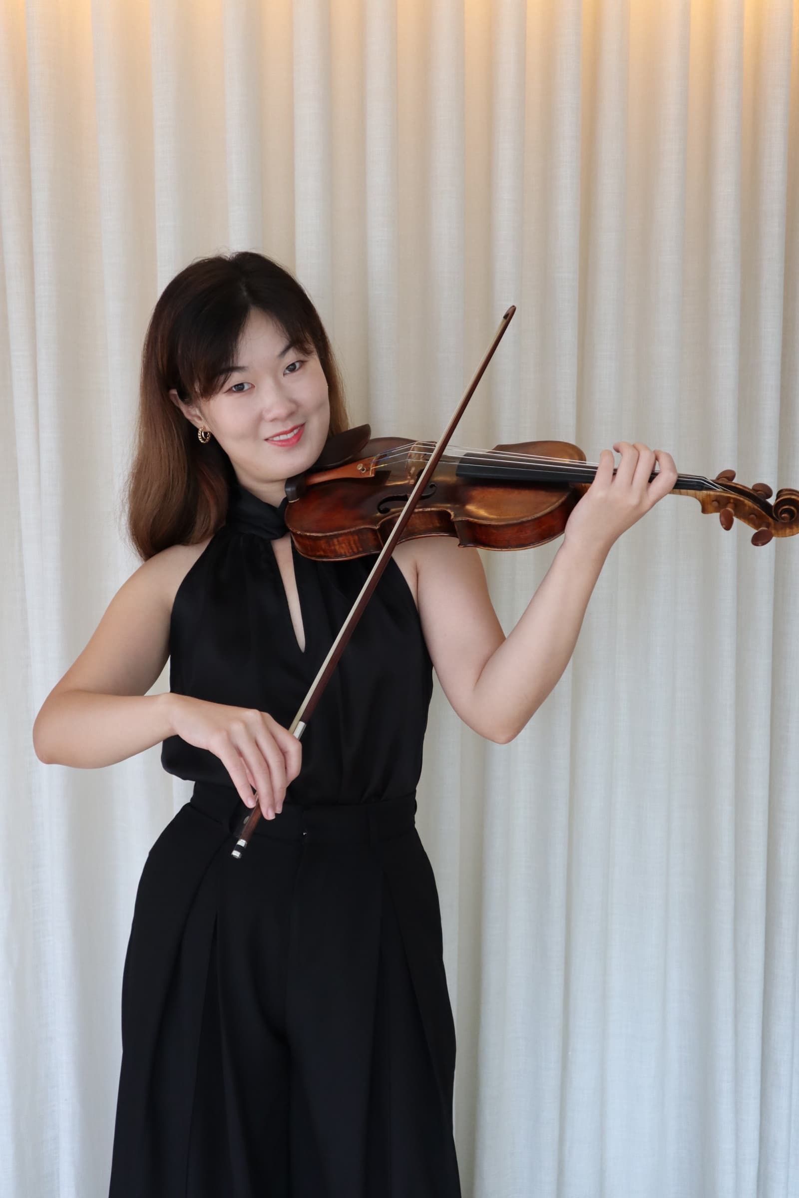 Bin Gui teaching through violin performance